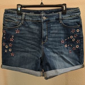 🌸St. John's Bay Embroidered Shorts